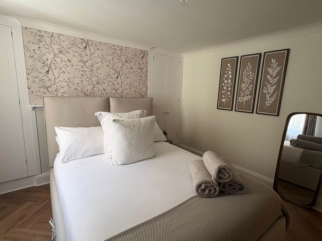 1 Bed  Sleeps 2  Near Beach Parking