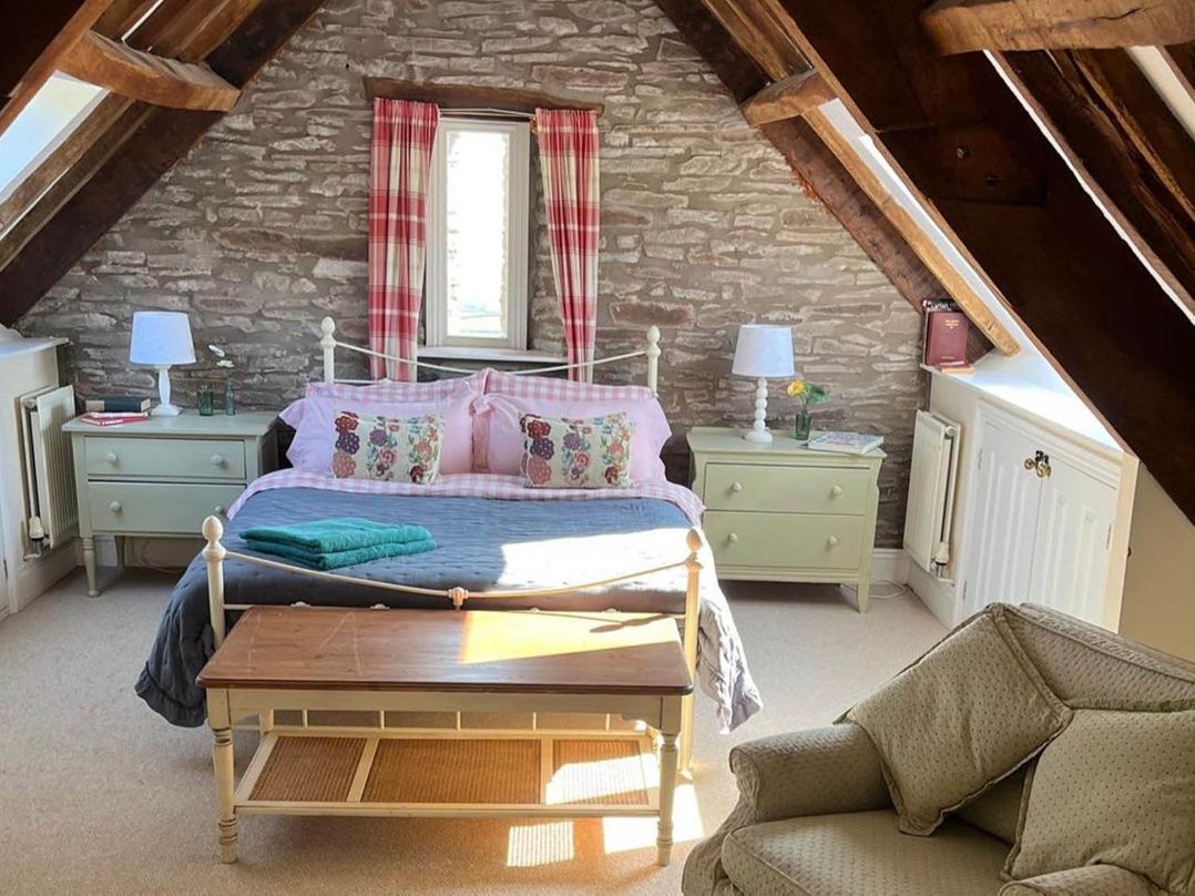 The Hills Farmhouse 6 Bed Sleeps 11 Pets