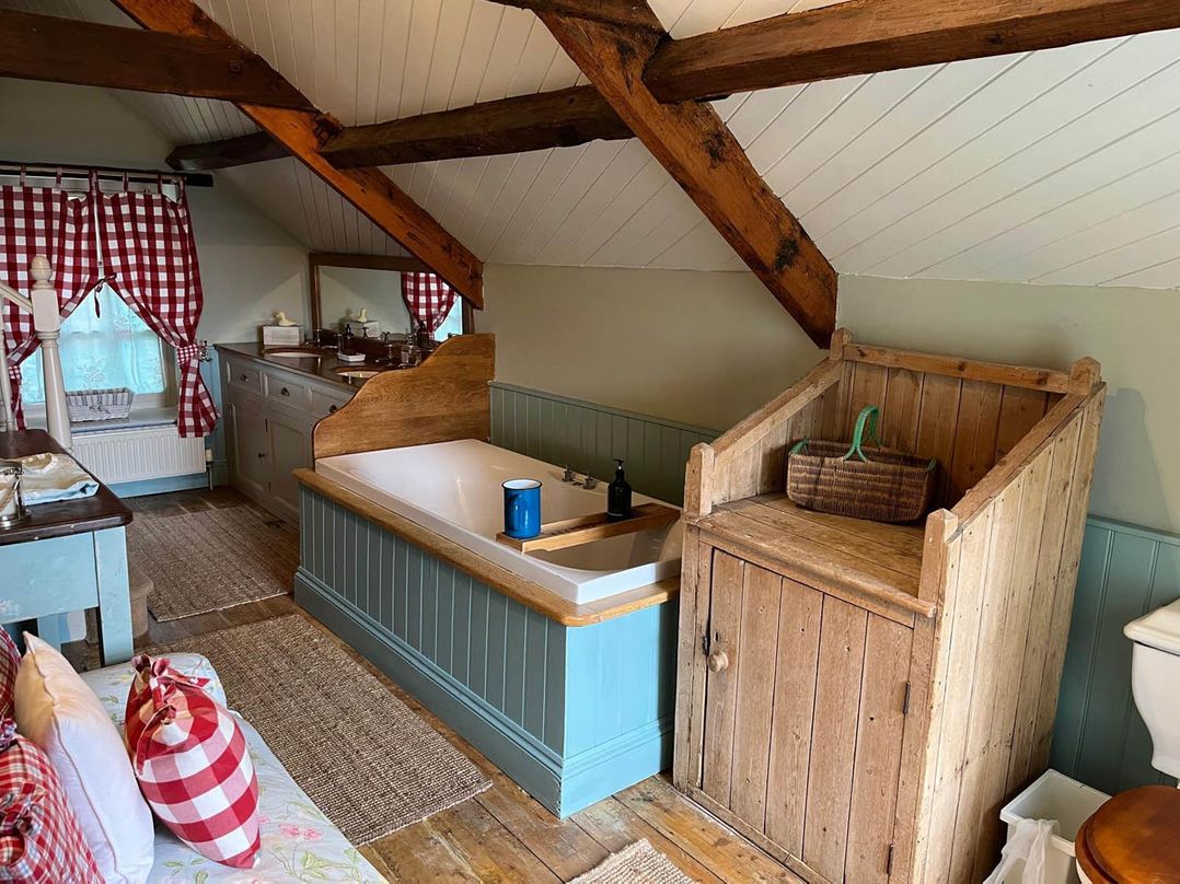 The Hills Farmhouse 6 Bed Sleeps 11 Pets