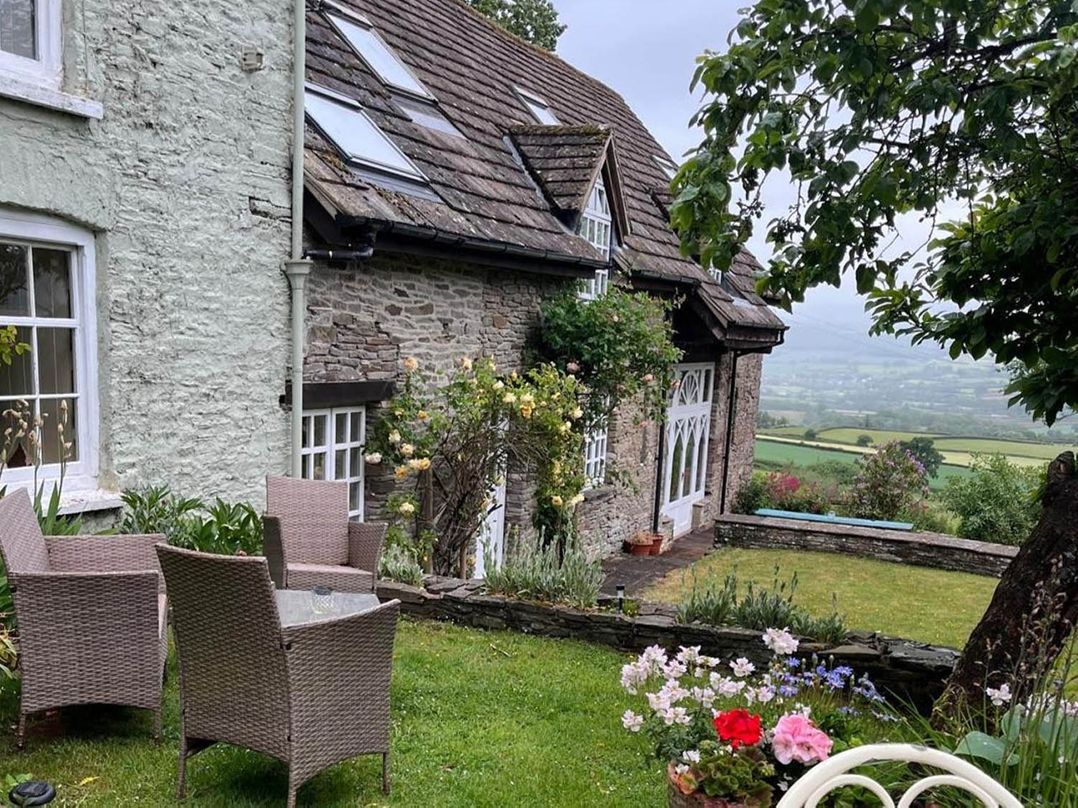 The Hills Farmhouse 6 Bed Sleeps 11 Pets