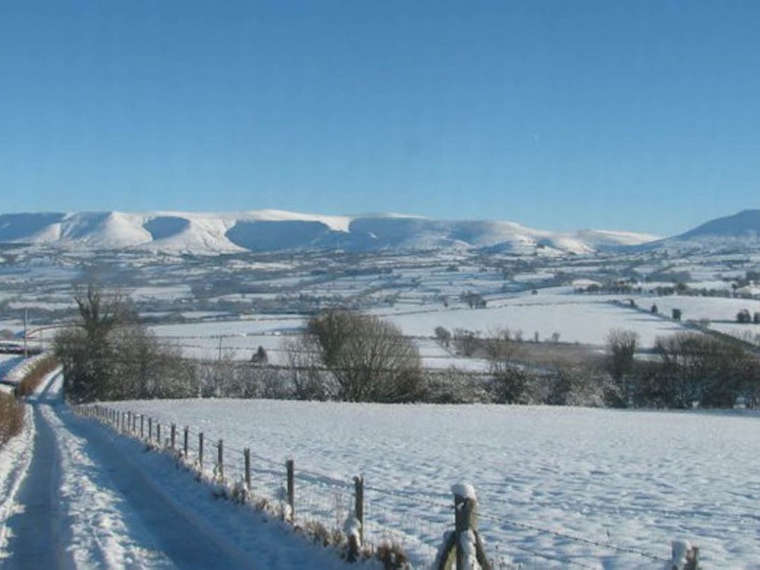 The Hills Farmhouse 6 Bed Sleeps 11 Pets
