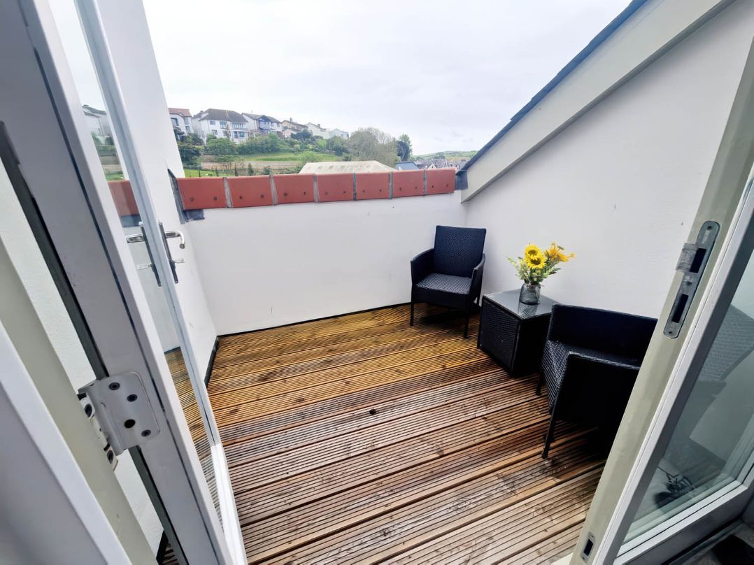 Apartment Sleeps 4 with Balcony and Parking
