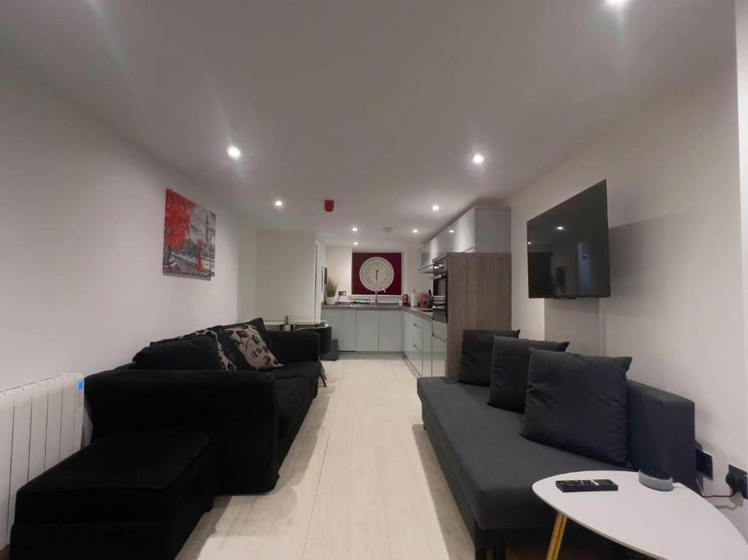 Family Friendly Apt Sleeps 6  Station Close