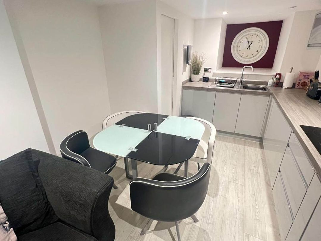 Family Friendly Apt Sleeps 6  Station Close