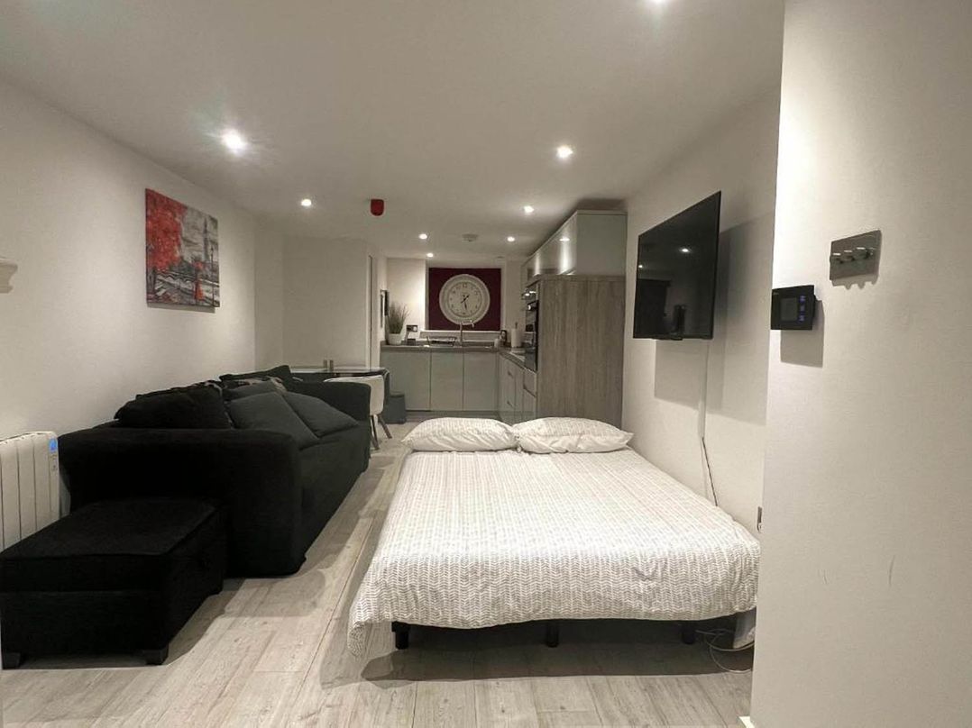 Family Friendly Apt Sleeps 6  Station Close