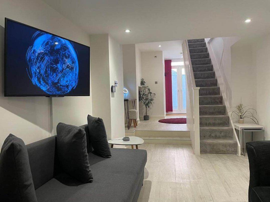 Family Friendly Apt Sleeps 6  Station Close