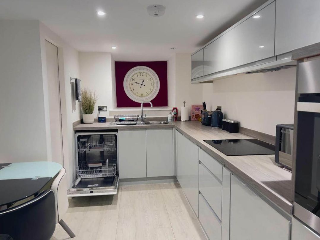 Family Friendly Apt Sleeps 6  Station Close