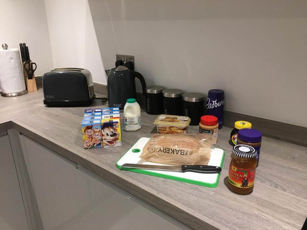 Family Friendly Apt Sleeps 6  Station Close