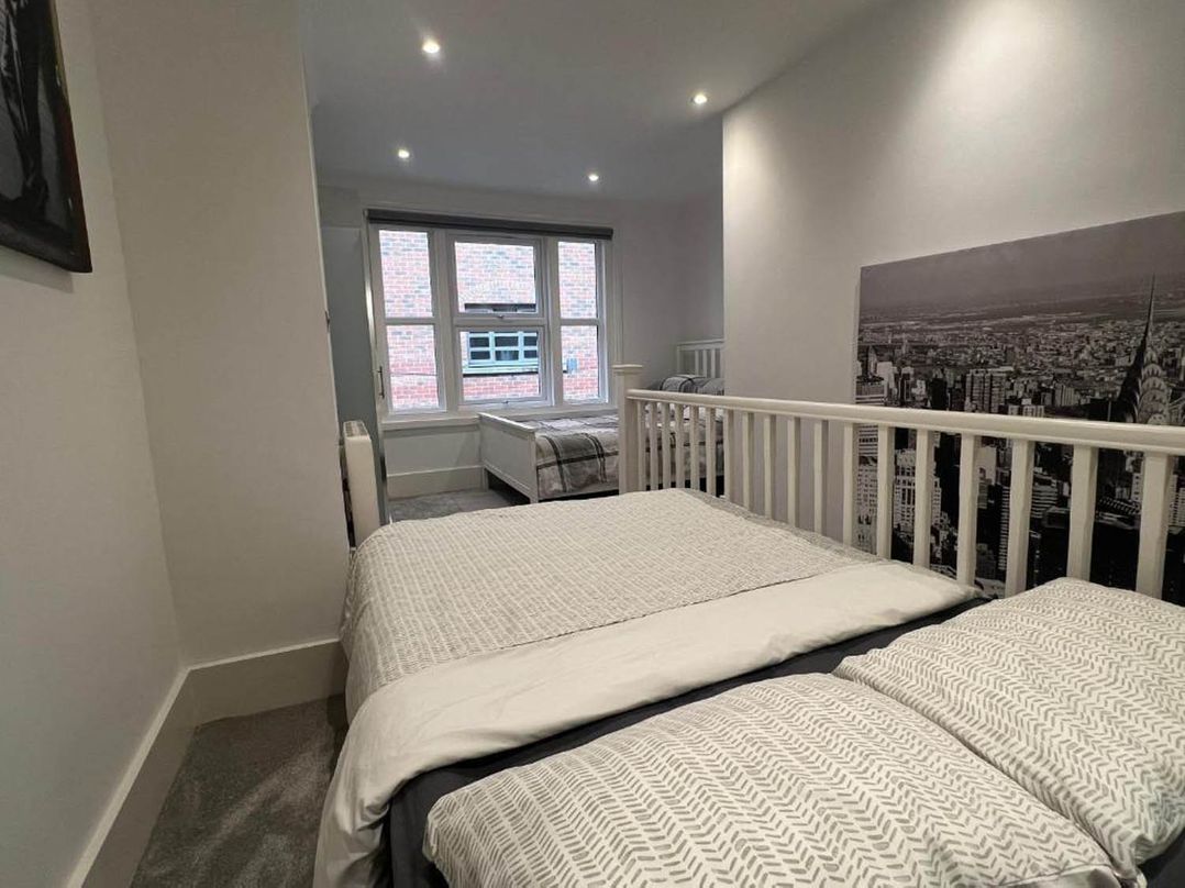 Family Friendly Apt Sleeps 6  Station Close