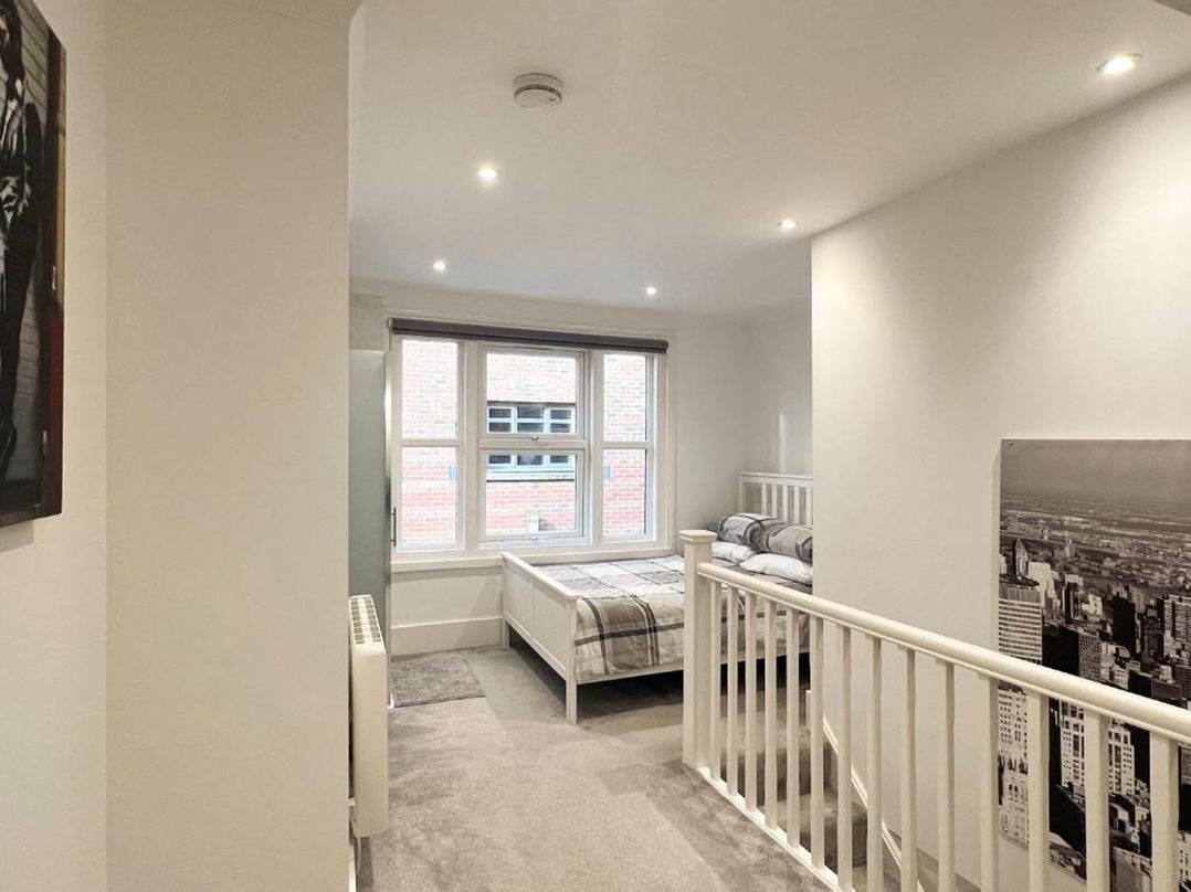 Family Friendly Apt Sleeps 6  Station Close