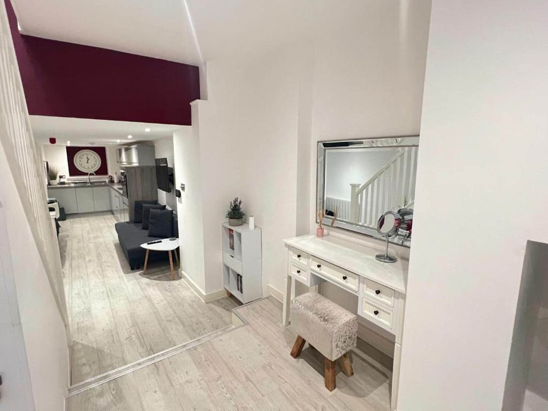 Family Friendly Apt Sleeps 6  Station Close