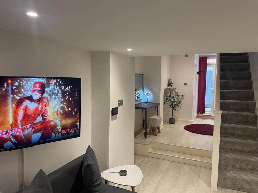 Family Friendly Apt Sleeps 6  Station Close