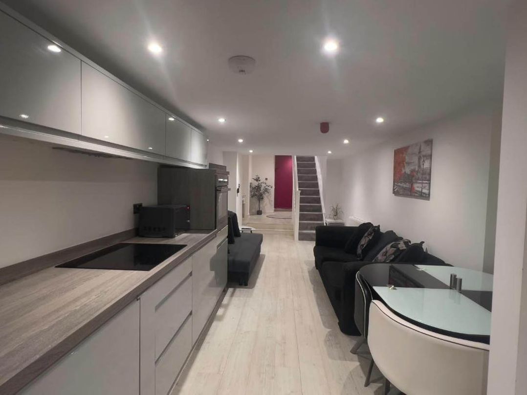 Family Friendly Apt Sleeps 6  Station Close