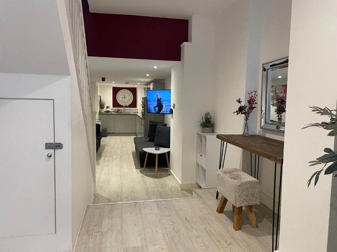 Family Friendly Apt Sleeps 6  Station Close