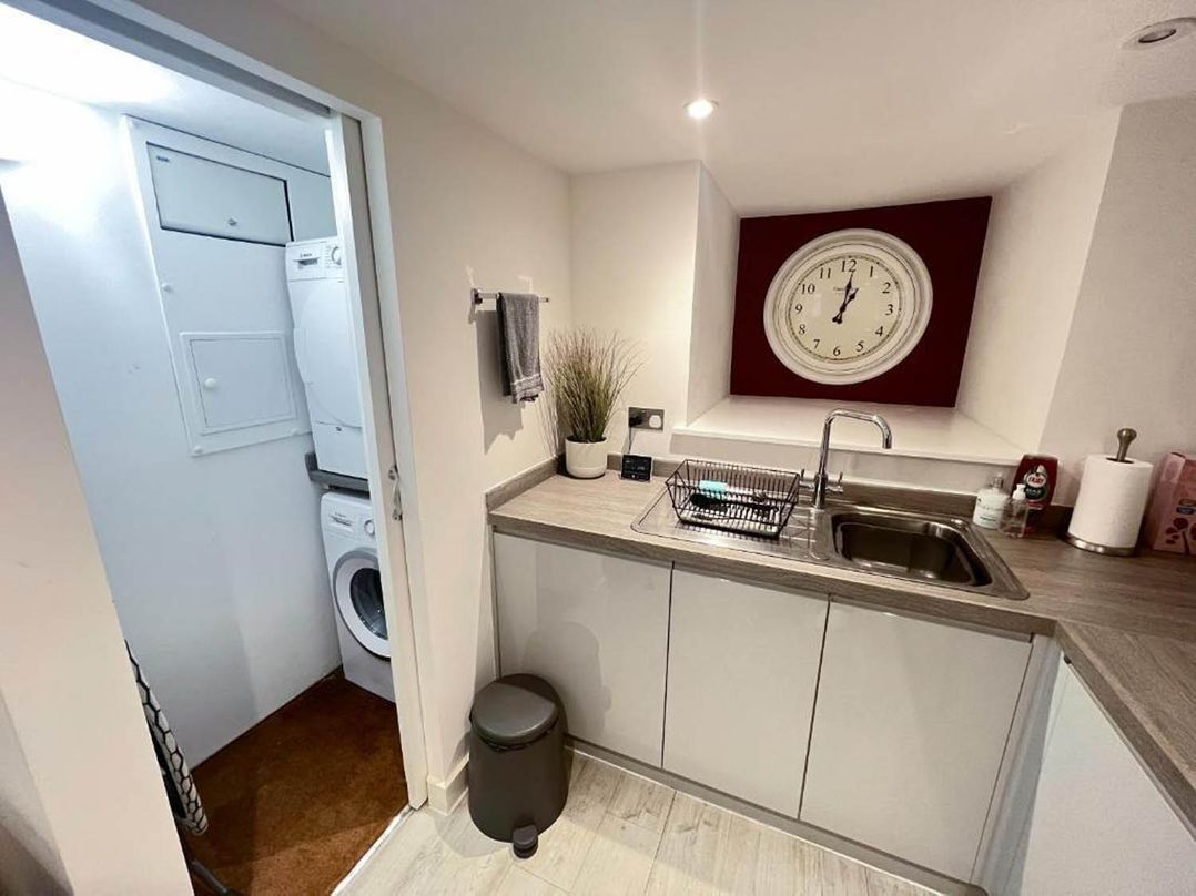 Family Friendly Apt Sleeps 6  Station Close