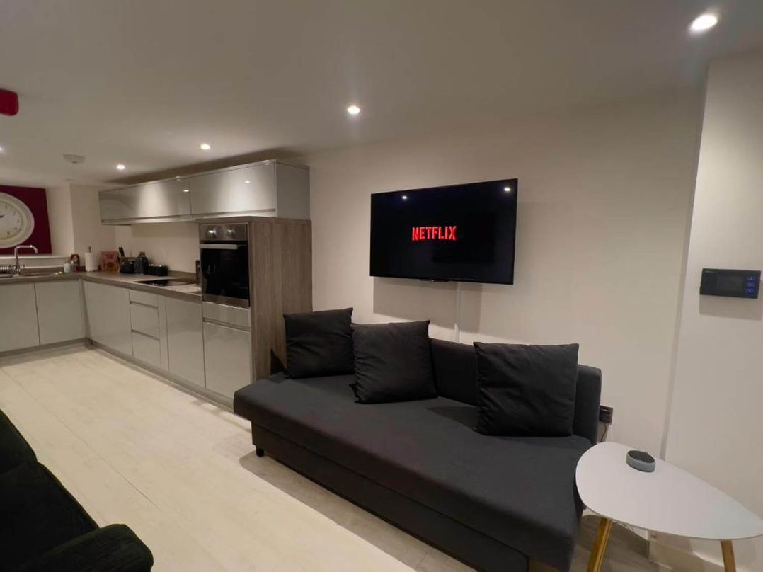 Family Friendly Apt Sleeps 6  Station Close