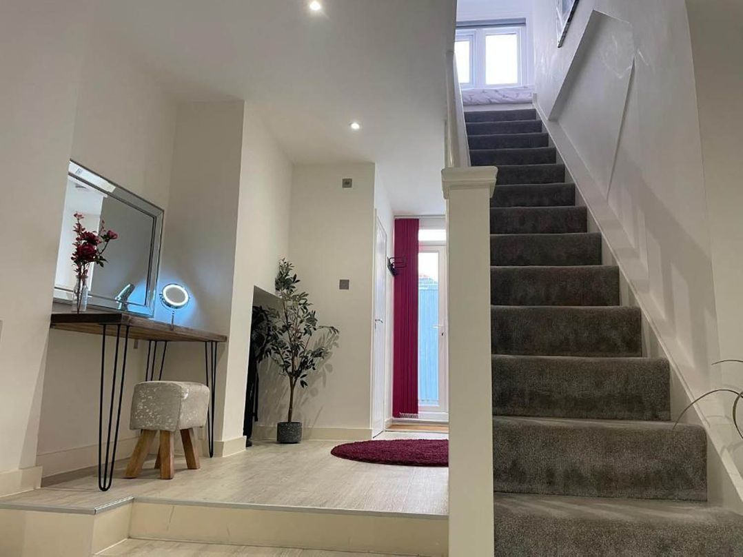 Family Friendly Apt Sleeps 6  Station Close