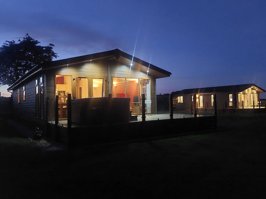 2 Bedroom Sleeps 4 Lodge Smart Tv Hot tub Dogs Ok