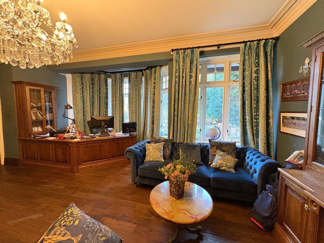 Chobham 4Bed House Sleeps 9 Parking Garden