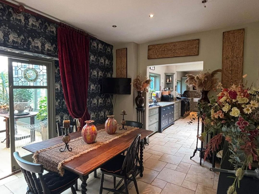 Chobham 4Bed House Sleeps 9 Parking Garden