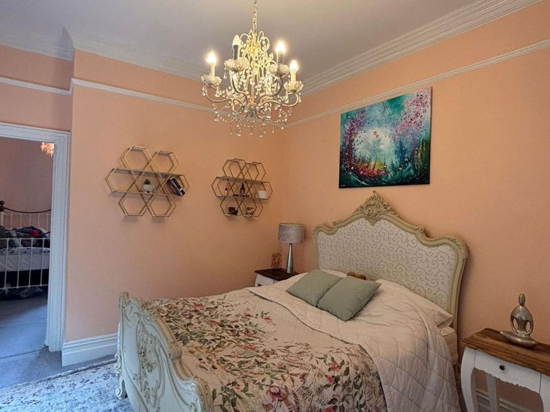 Chobham 4Bed House Sleeps 9 Parking Garden