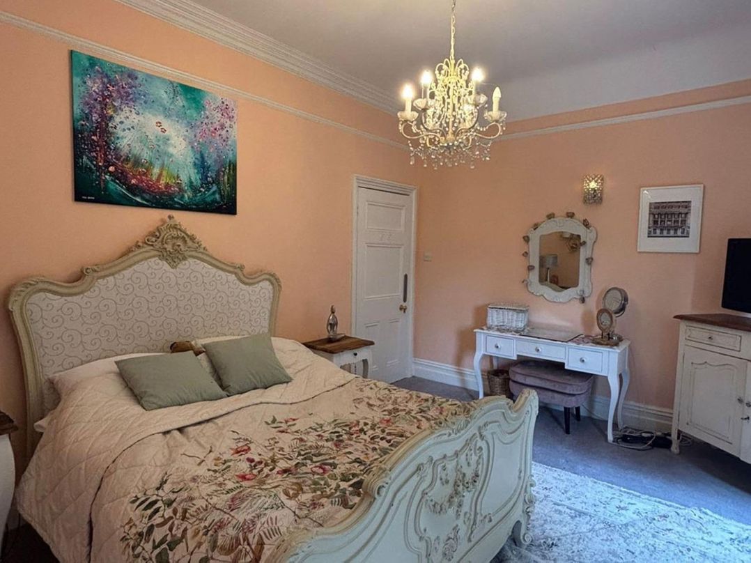Chobham 4Bed House Sleeps 9 Parking Garden