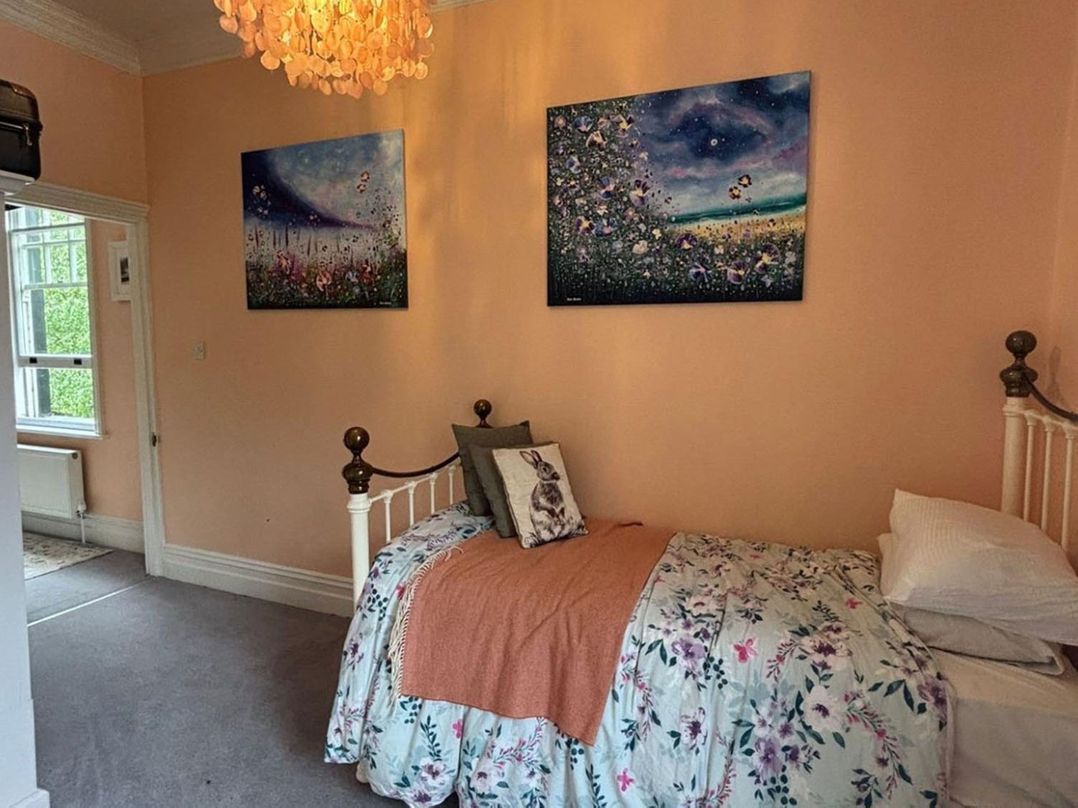 Chobham 4Bed House Sleeps 9 Parking Garden