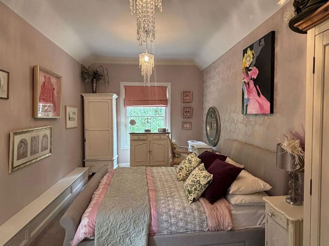 Chobham 4Bed House Sleeps 9 Parking Garden