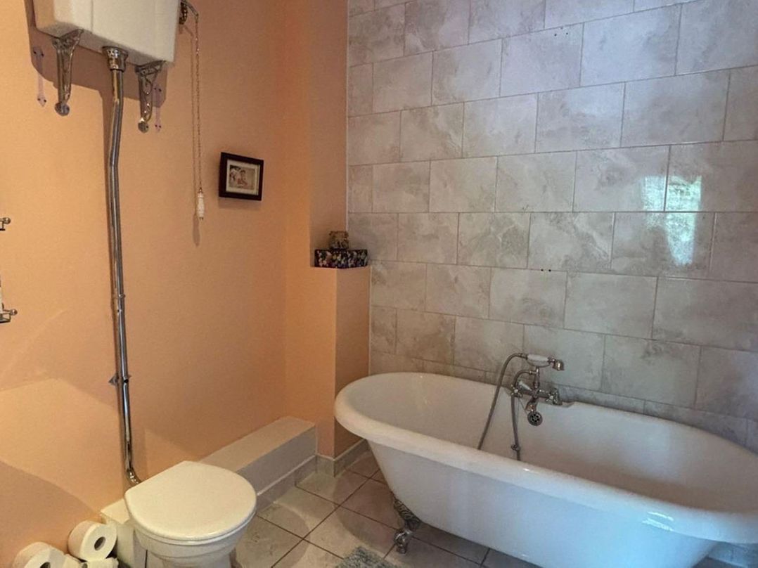 Chobham 4Bed House Sleeps 9 Parking Garden