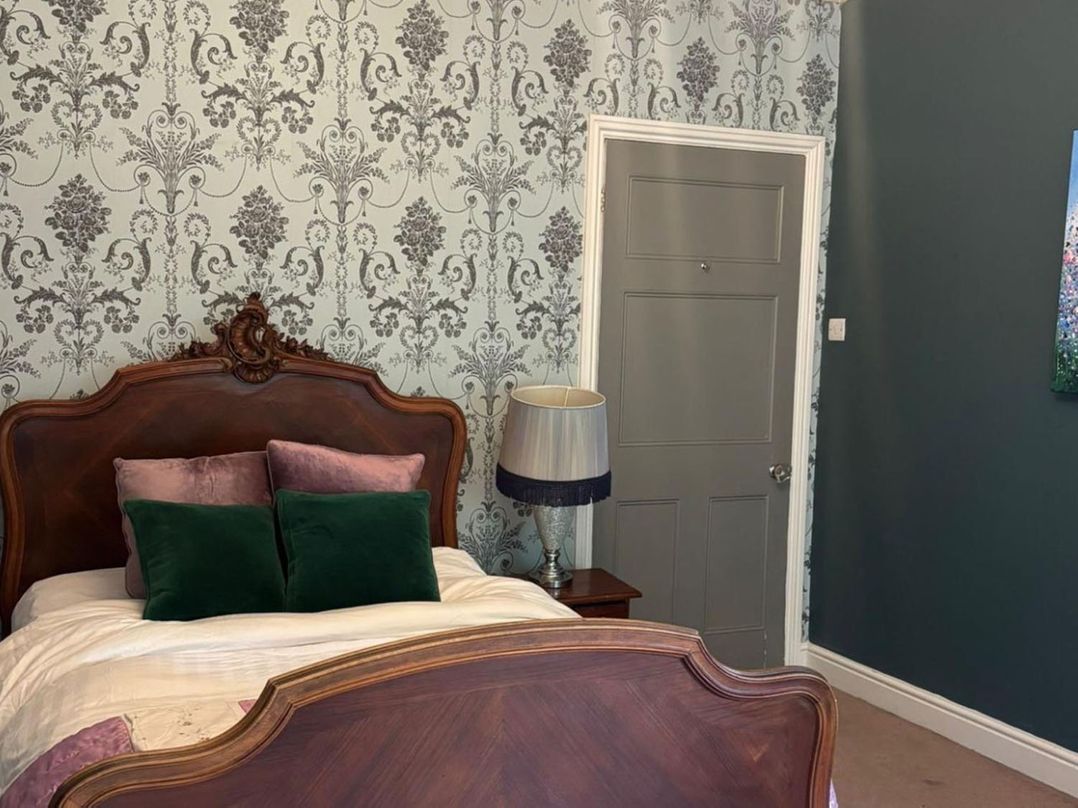 Chobham 4Bed House Sleeps 9 Parking Garden