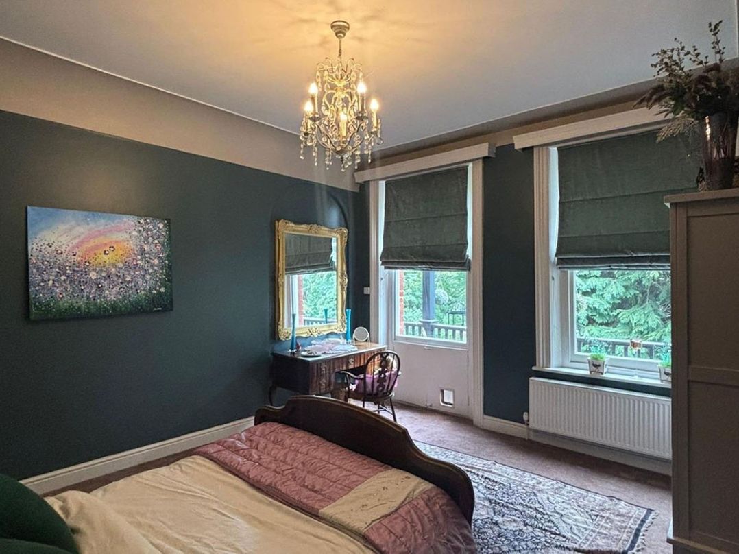 Chobham 4Bed House Sleeps 9 Parking Garden