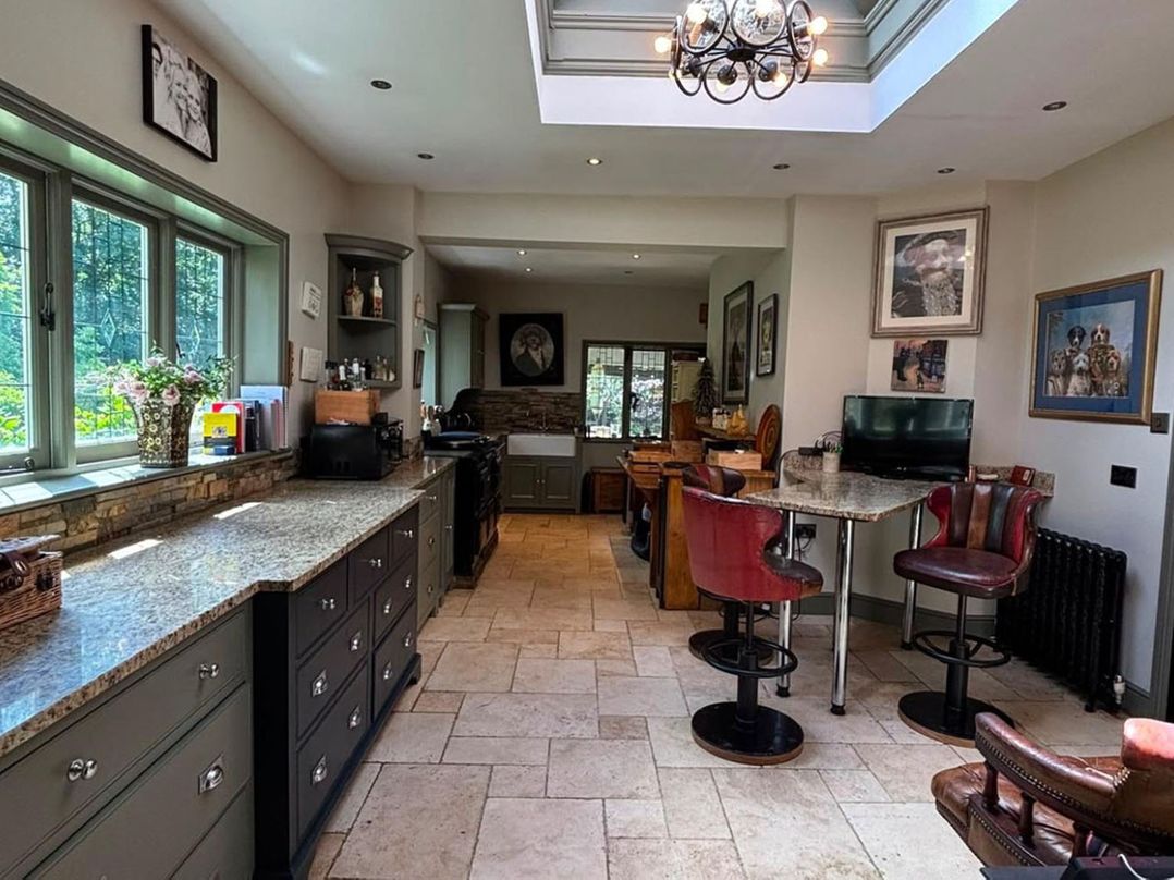 Chobham 4Bed House Sleeps 9 Parking Garden