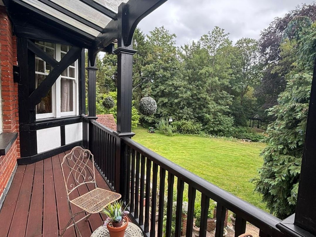 Chobham 4Bed House Sleeps 9 Parking Garden