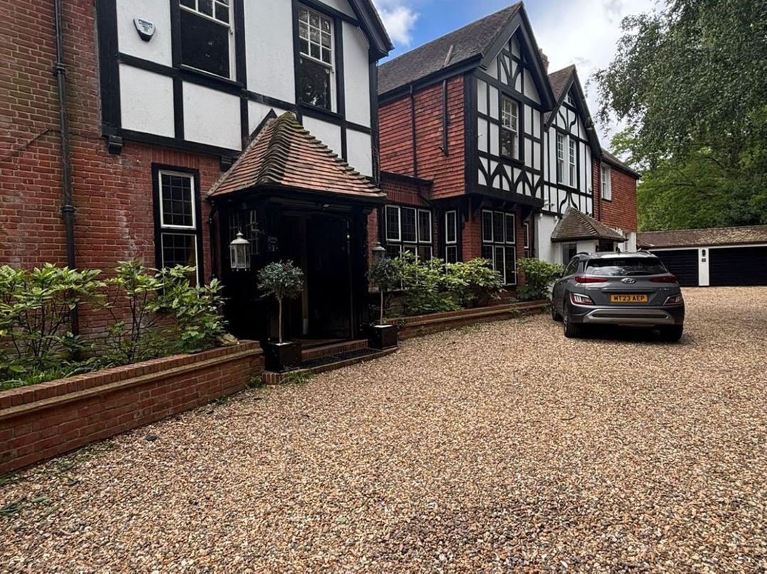 Chobham 4Bed House Sleeps 9 Parking Garden