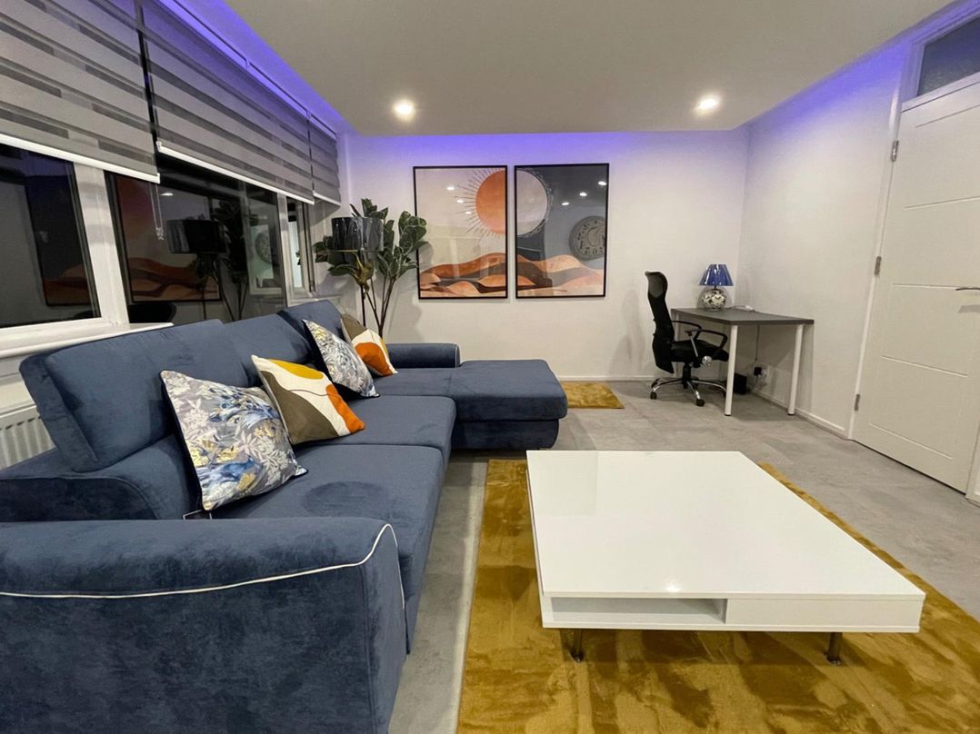 Apartment Sleeps 6 Parking WiFi