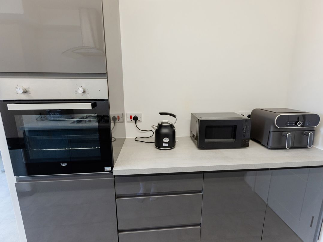 Apartment Sleeps 6 Parking WiFi