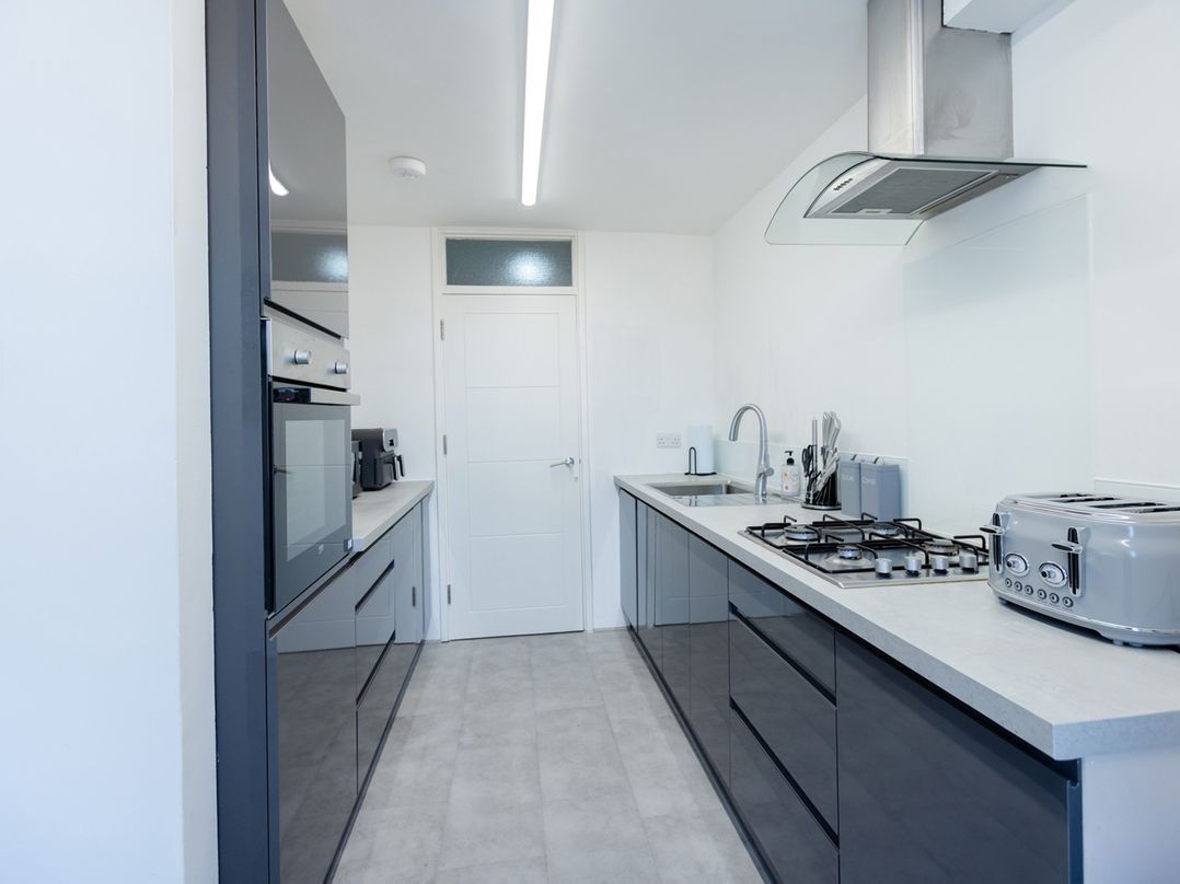 Apartment Sleeps 6 Parking WiFi