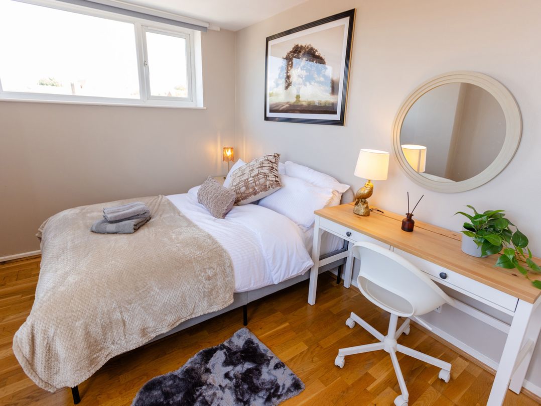 Apartment Sleeps 6 Parking WiFi