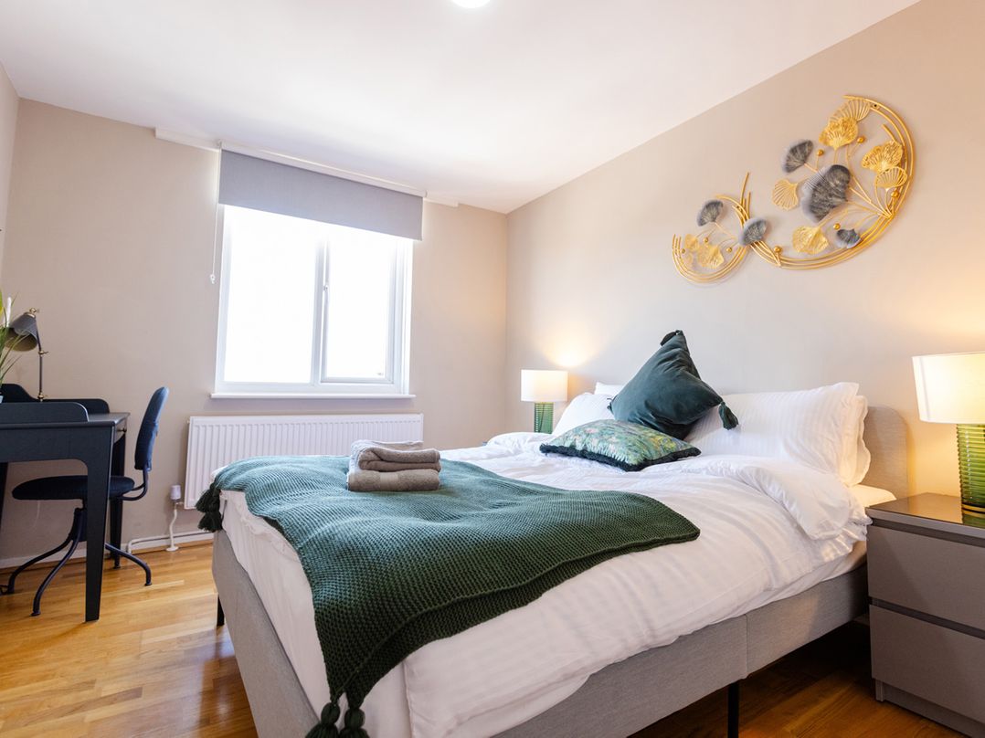 Apartment Sleeps 6 Parking WiFi