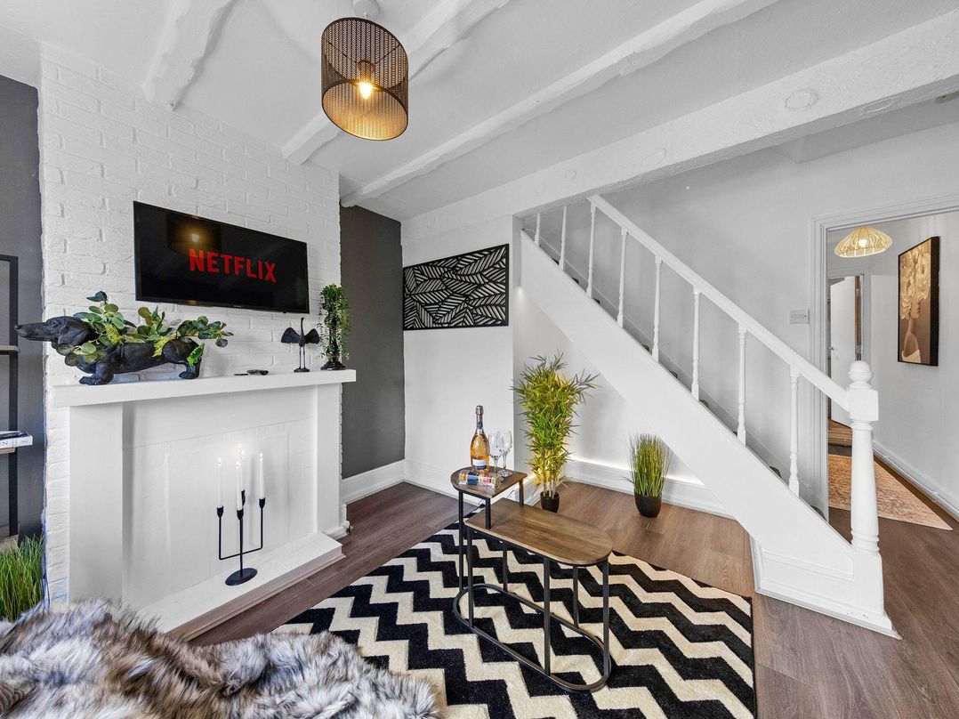 Apartment Sleeps 7 with Free Parking