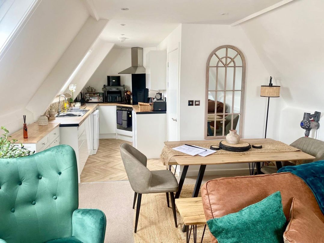Central Tenby 3 Bed Apt Sleeps 6 to 8 Dog Friendly
