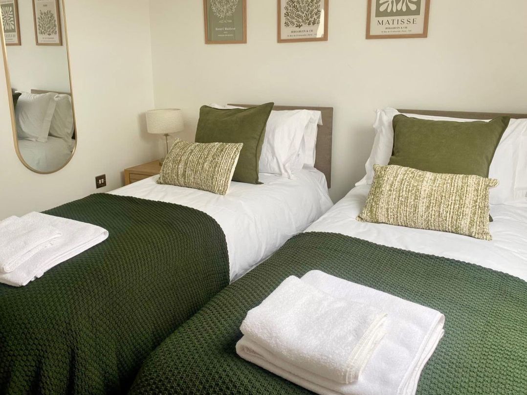 Central Tenby 3 Bed Apt Sleeps 6 to 8 Dog Friendly