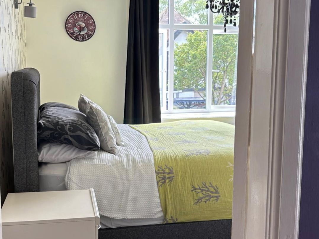 5 Bed Villa Sleeps 10 Pets Garden Parking