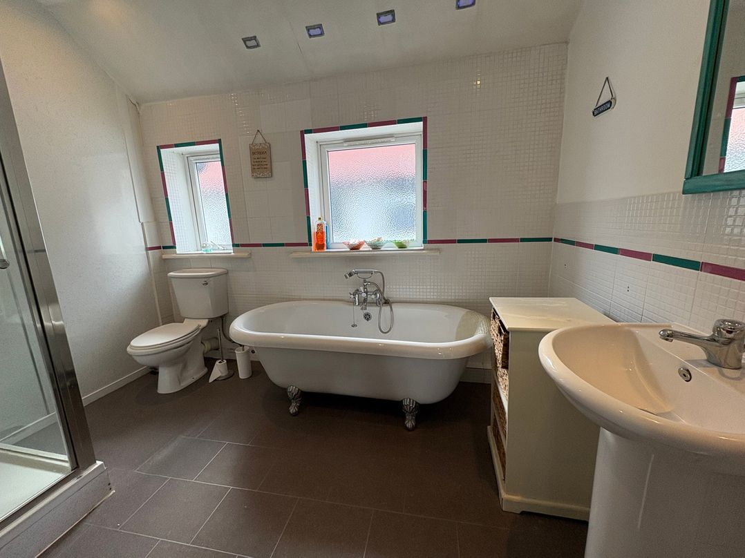 5 Bed Villa Sleeps 10 Pets Garden Parking