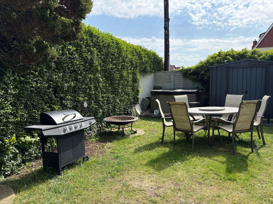 5 Bed Villa Sleeps 10 Pets Garden Parking