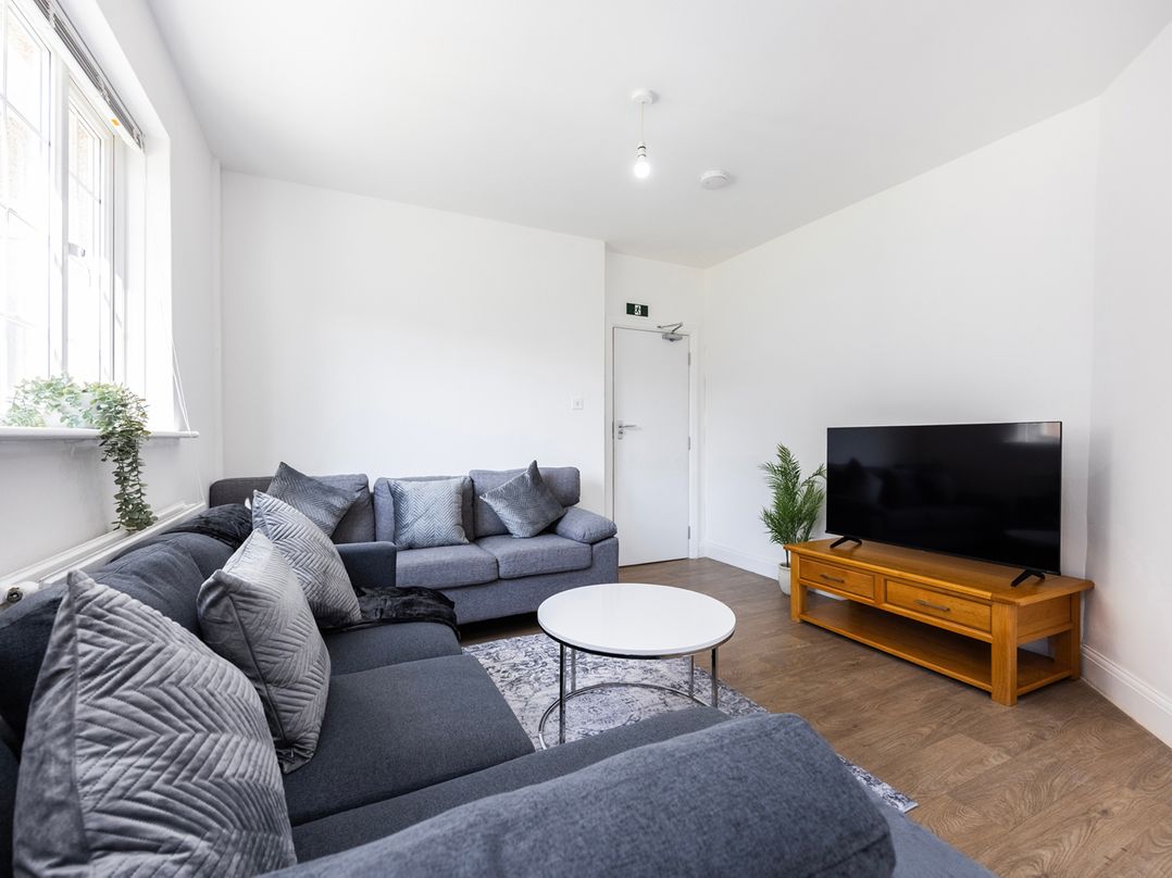 House Sleeps 14 with Parking and Garden