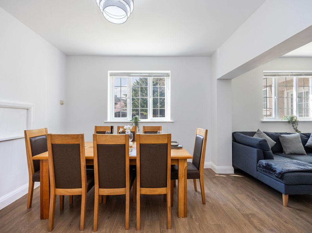 House Sleeps 14 with Parking and Garden