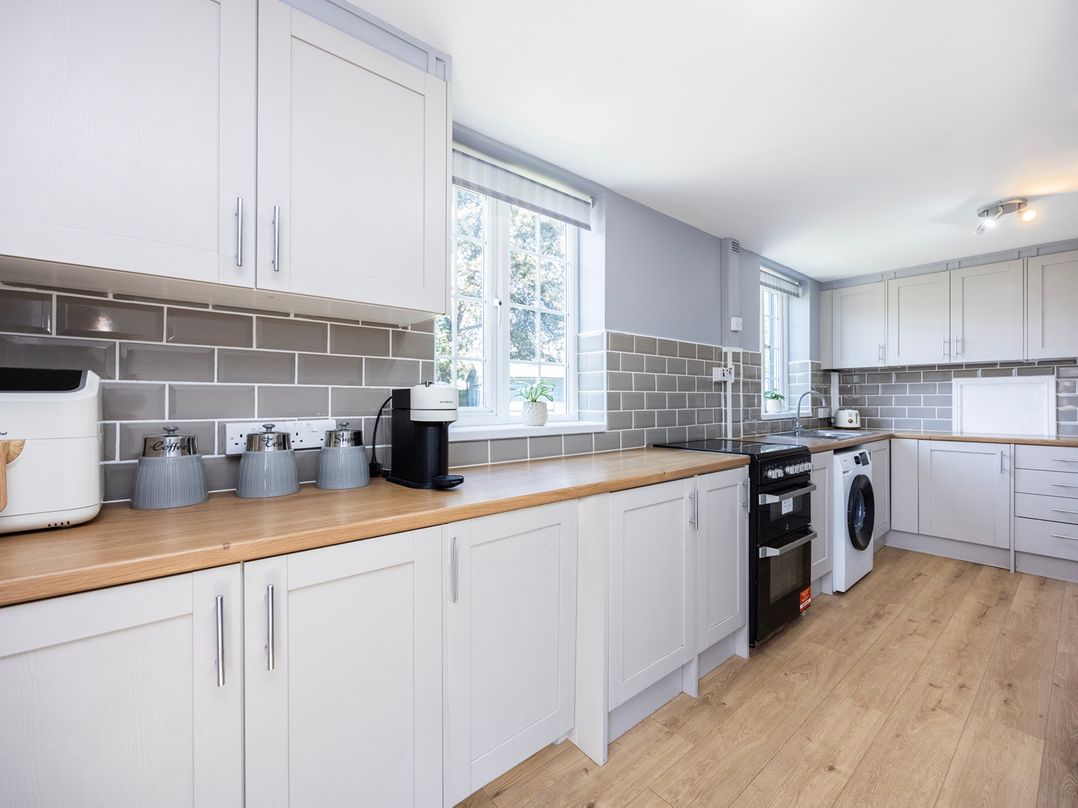 House Sleeps 14 with Parking and Garden