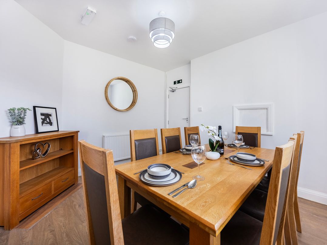 House Sleeps 14 with Parking and Garden