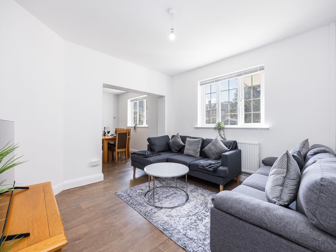 House Sleeps 14 with Parking and Garden